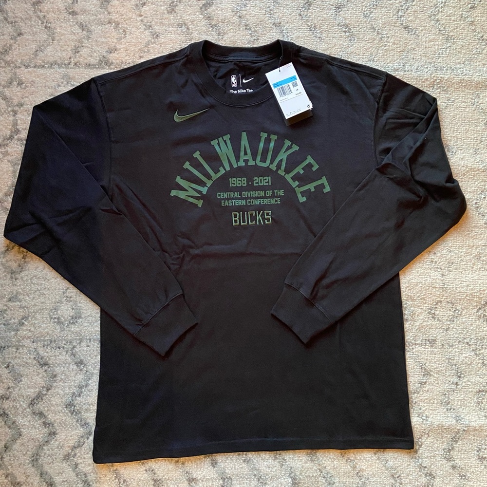 Nike Milwaukee Bucks Courtside Element Long Sleeve Tee (M) - BRAND NEW WITH TAGS